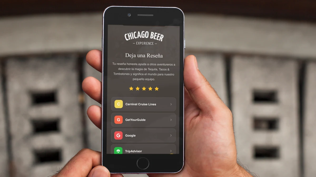 A guest holding an iPhone showing a Chicago Beer Experience guidebook in Spanish, reading Deja una Resena